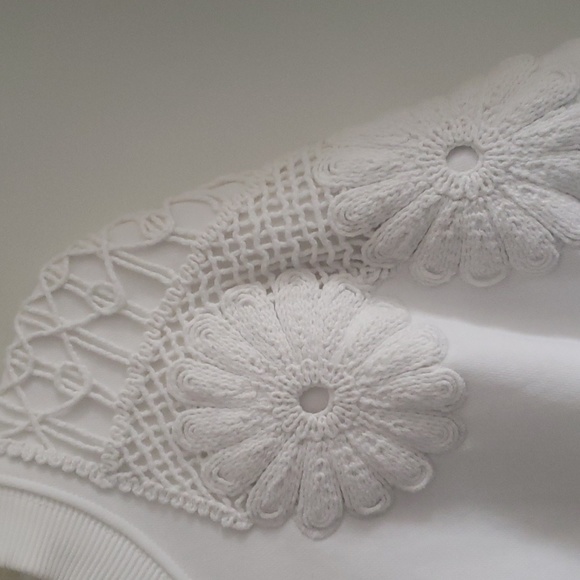 American Eagle girls white sweater with embroidery. - Picture 3 of 5